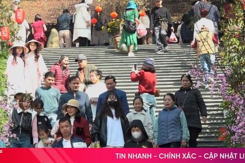 Du khách nô nức khai hội chùa Hương ở Hà Tĩnh