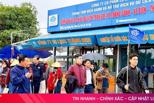 Hơn 8.000 lượt người đổ về chùa Hương Tích trong ngày khai hội