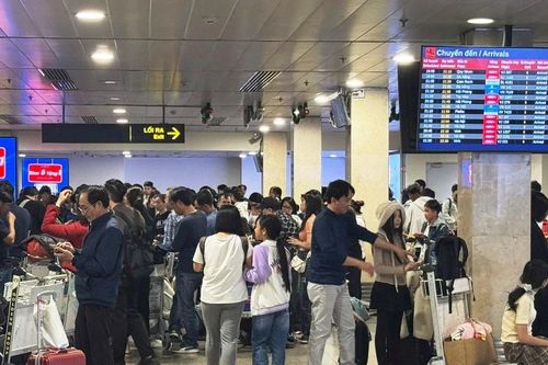 Sân bay Tân Sơn Nhất đón lượng khách đông trong ngày làm việc đầu năm mới