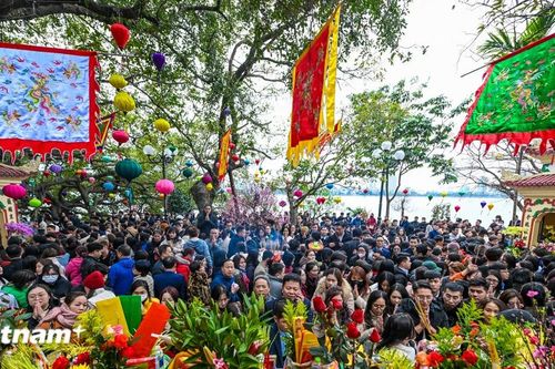 Đông nghịt người dân Thủ đô đến chùa làm lễ trong ngày đầu đi làm sau Tết