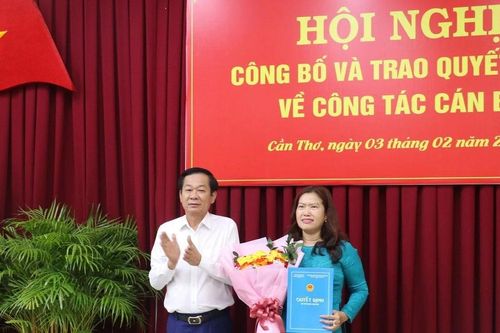 Trao quyết định phê chuẩn kết quả bầu Phó Chủ tịch UBND thành phố Cần Thơ