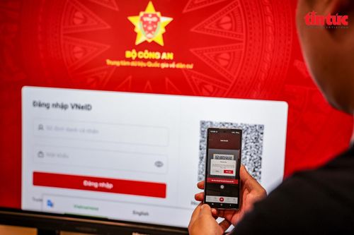 Công sở Hà Nội nghiêm túc trong ngày làm việc đầu năm 2025