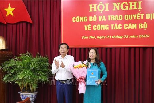 Công bố, trao quyết định phê chuẩn chức danh Phó Chủ tịch UBND thành phố Cần Thơ