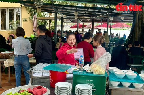 Hàng quán nhộn nhịp trong ngày đi làm đầu năm