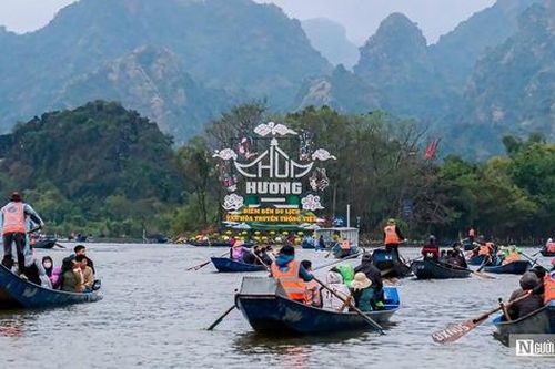 Người dân vượt rét đổ về khai hội chùa Hương