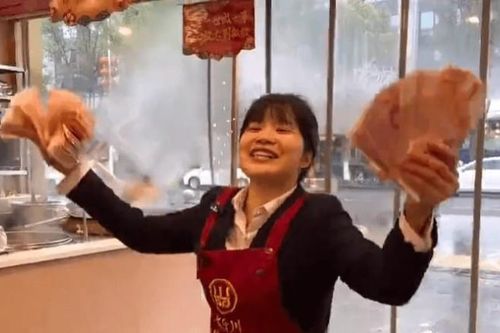 Nhà hàng lẩu kiếm được tiền tỷ trong dịp Tết, ông chủ quyết định tặng hết cho nhân viên