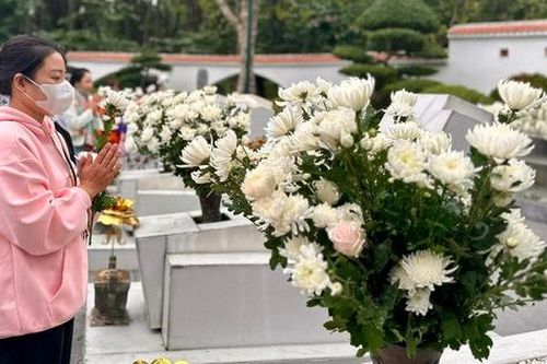 Hàng nghìn người đổ về Khu di tích Ngã ba Đồng Lộc du Xuân
