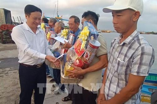 Động viên ngư dân bám biển đầu Xuân