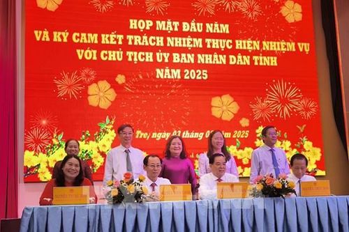 Bến Tre ký cam kết thực hiện 207 nhiệm vụ trong năm 2025