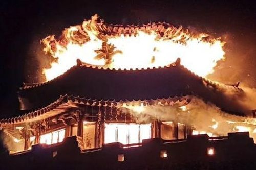 Công trình nổi tiếng bùng cháy dữ dội vào lúc nửa đêm, đau lòng khi thấy khung cảnh sau đó