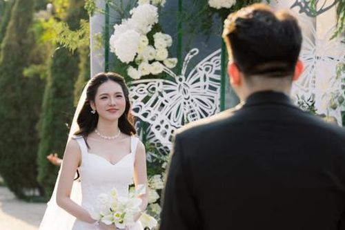 Hoa hậu Kỳ Duyên bật khóc trong lễ cưới riêng tư