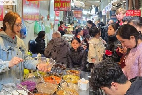 Hàng quán ở Hà Nội nườm nượp khách trong ngày đầu tiên đi làm sau Tết
