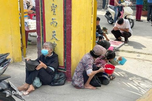 Tình trạng xin ăn ven đường, trước cổng chùa tái diễn