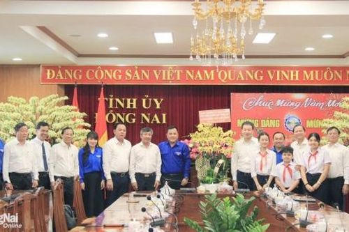 Đoàn đại biểu thanh thiếu nhi chúc mừng Tỉnh ủy nhân kỷ niệm 95 năm Ngày thành lập Đảng Cộng sản Việt Nam