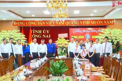Đoàn đại biểu thanh thiếu nhi chúc mừng Tỉnh ủy nhân kỷ niệm 95 năm Ngày thành lập Đảng