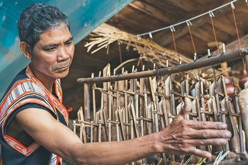 Nghệ nhân Ưu tú Rơ Châm Tih đưa vẻ đẹp văn hóa dân tộc ra thế giới