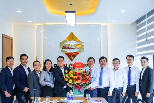 Chủ tịch UBND tỉnh Nguyễn Tấn Tuân thăm, chúc tết các cơ quan, doanh nghiệp