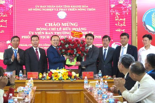 Phó Chủ tịch Thường trực UBND tỉnh Lê Hữu Hoàng thăm, chúc Tết một số đơn vị