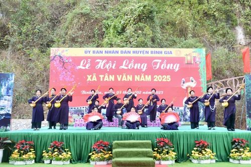 Khai mạc lễ hội Lồng tồng xã Tân Văn, huyện Bình Gia