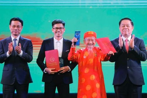 Hơn 100 tuổi vẫn đam mê viết sách
