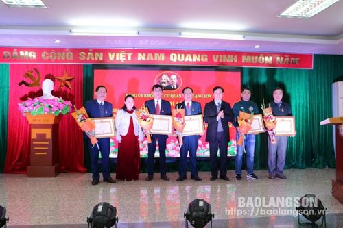 Gặp mặt kỷ niệm 95 năm Ngày thành lập Đảng Cộng sản Việt Nam và trao tặng Huy hiệu Đảng đợt 3/2