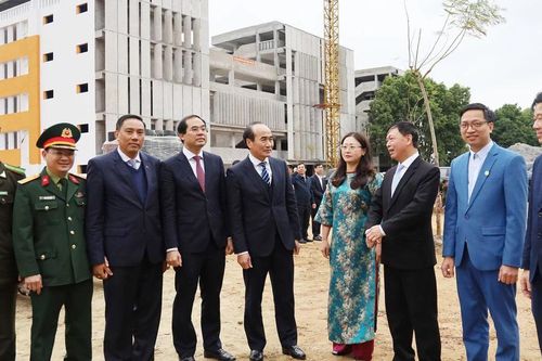 Các đồng chí Thường trực Tỉnh ủy dự Lễ phát động Tết trồng cây tại thành phố Lào Cai