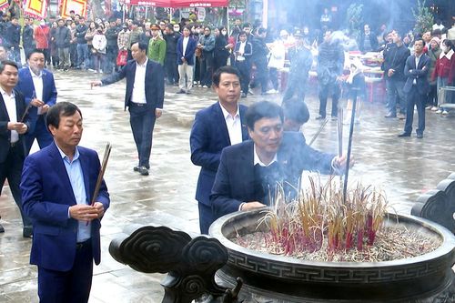 Bí thư Tỉnh ủy và Chủ tịch UBND tỉnh dâng hương tri ân Tổ Mẫu Âu Cơ