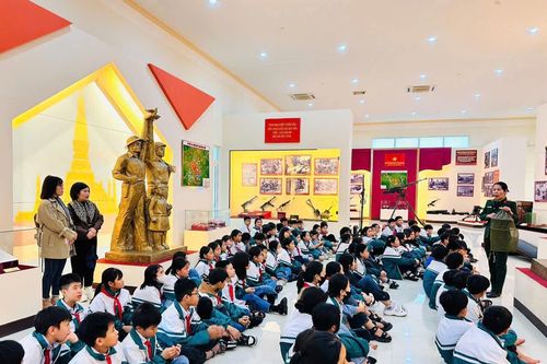 Tự hào tiến bước dưới cờ Đảng
