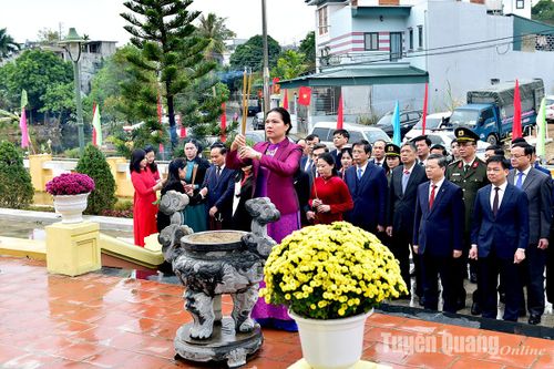 Các đồng chí lãnh đạo tỉnh dâng hương kỷ niệm Ngày thành lập Đảng và Chi bộ Mỏ Than