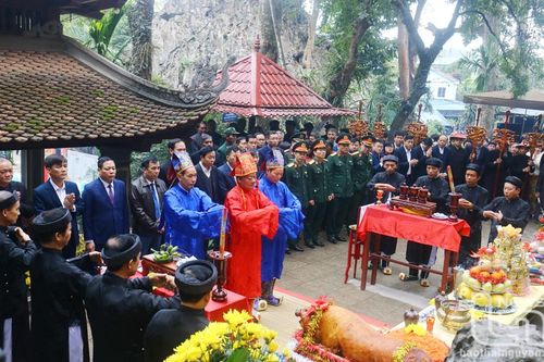 Tưng bừng khai hội đền Đuổm
