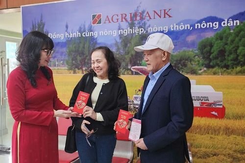 'Săn' lì xì trong phiên giao dịch ngân hàng đầu năm