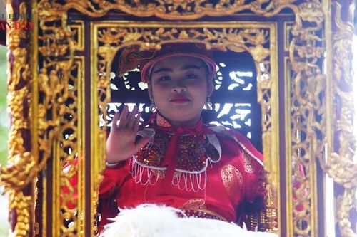 Độc đáo màn rước kiệu 'nữ tướng' tại lễ hội Gióng đền Sóc 2025