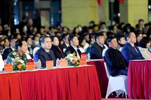 Chủ tịch Quốc hội Trần Thanh Mẫn dự Chương trình nghệ thuật đặc biệt '95 năm - Ánh sáng soi đường'