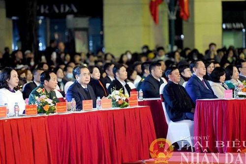 Chủ tịch Quốc hội Trần Thanh Mẫn dự Chương trình '95 năm - Ánh sáng soi đường'