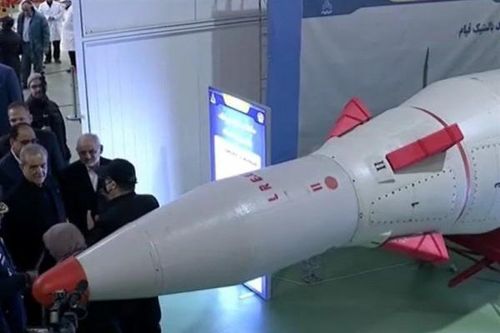 Iran ra mắt mẫu tên lửa đạn đạo hiện đại nhất với tầm bắn 1.700 km