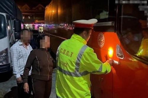 Nhồi nhét khách trên cao tốc, chủ xe và tài xế bị phạt hơn 100 triệu