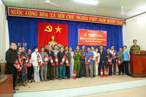 Đầu Xuân Ất Tỵ, nhiều hộ dân nghèo được tặng... bình chữa cháy