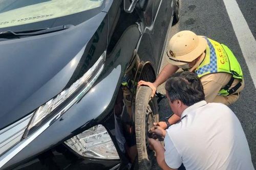 CSGT căng mình 'hạ nhiệt' giao thông trên cao tốc TP Hồ Chí Minh-Trung Lương