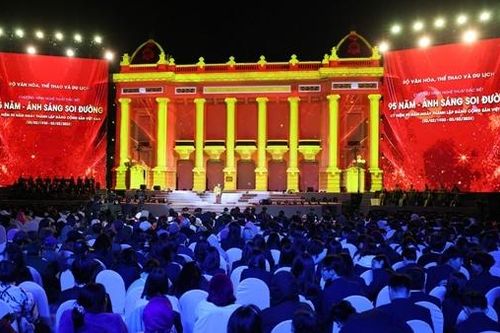 '95 năm - Ánh sáng soi đường' - bản giao hưởng của niềm tin và khát vọng vươn lên