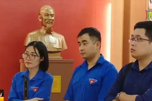 Thắp lửa cách mạng cho thế hệ sau