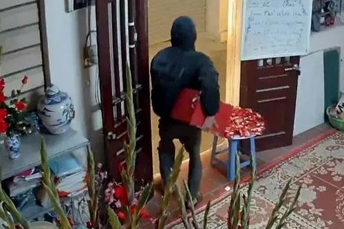 Hai thanh niên trộm hòm công đức ngày mùng 3 Tết
