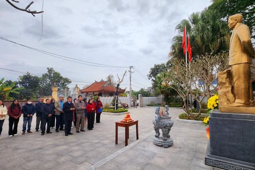 Báo Cao Bằng dâng hương, dâng hoa Khu lưu niệm đồng chí Hoàng Đình Giong