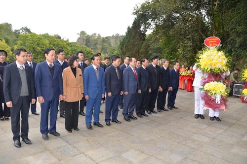 Đoàn đại biểu tỉnh dâng hoa tại Khu di tích lịch sử Nặm Lìn (Hòa An)