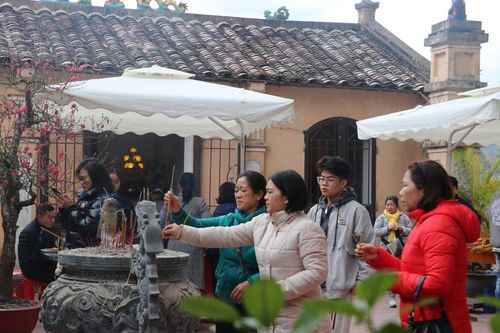 Nô nức trảy hội Đền vua Lê