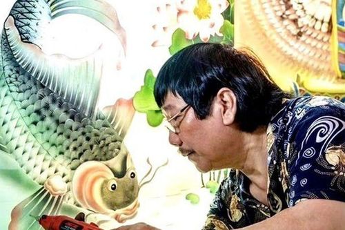 Người giữ 'hồn dân tộc' qua tranh kính điêu khắc