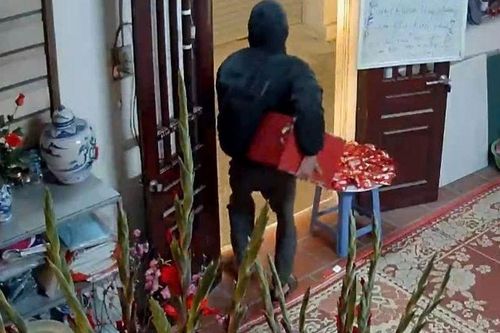 Clip: Lộ diện 2 thanh niên trộm hòm công đức nhanh như chảo chớp đêm mùng 3 Tết