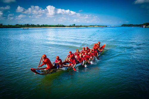 Sắc màu lễ hội đua thuyền Tịnh Long tại Quảng Ngãi
