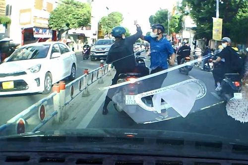 Va chạm giao thông, sao nhiều người Việt cứ xuống xe là lao vào ẩu đả?