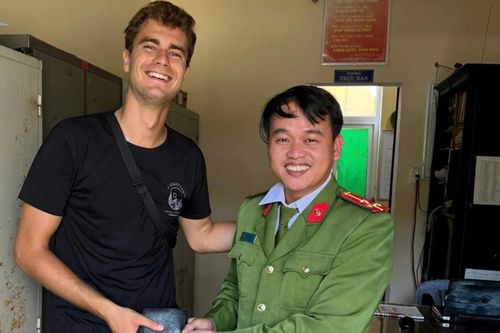 Du khách nước ngoài bất ngờ nhận lại tài sản đánh rơi