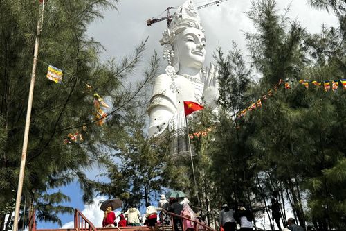 Du khách thập phương chiêm bái tượng Phật Quan Âm lớn nhất Đông Nam Á